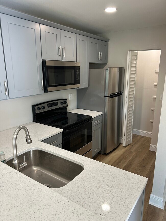 Building Photo - 3848 N Lake Dr