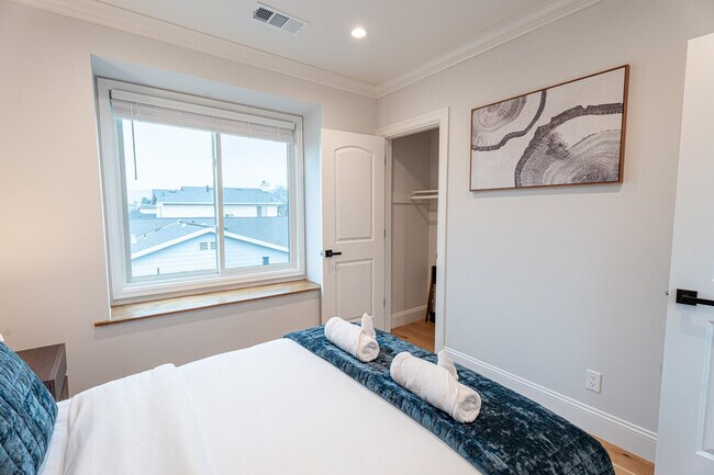 Building Photo - 661 Hampshire Ave