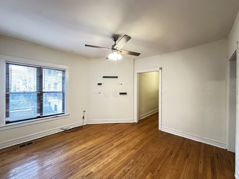 Building Photo - 824 W Waveland Ave