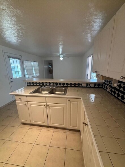 Building Photo - 5236 Kenwood Ave