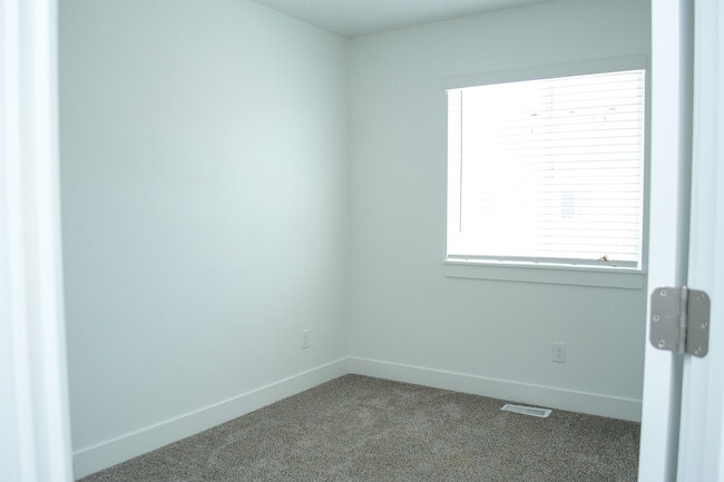 Building Photo - 952 N 920 W