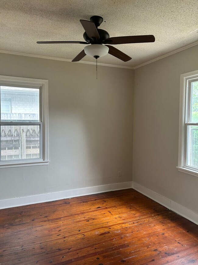 Building Photo - 4 BR 2 bath
