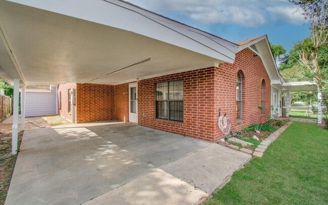 Building Photo - 810 Roosevelt St