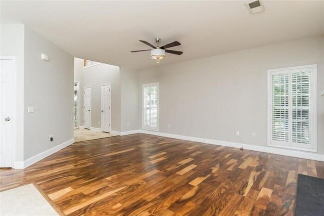 Building Photo - Alpharetta 4 bedroom home with large fenced in backyard
