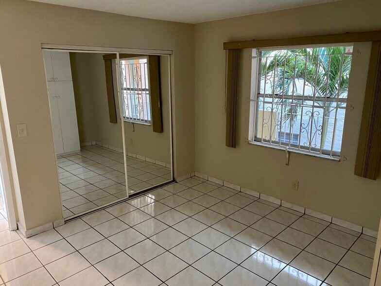 2nd room - 1750 W 46th St