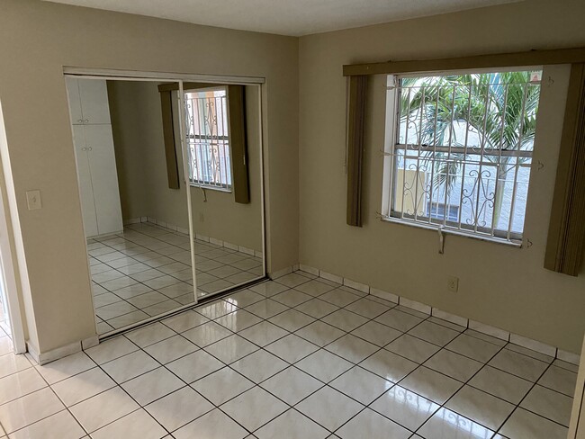 2nd room - 1750 W 46th St