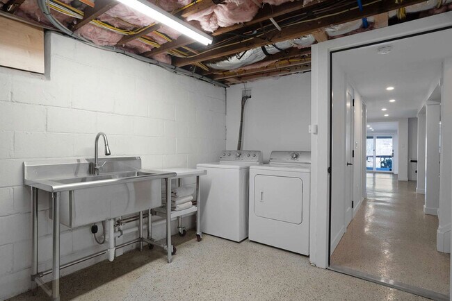 Building Photo - 1835 Naugles Dr