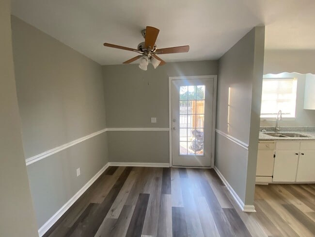 Building Photo - West Columbia Townhome Convenient To Airport, Lexington, and Downtown Columbia
