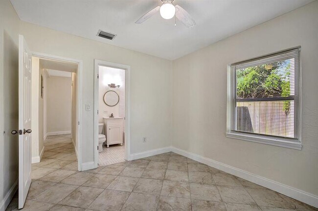 Building Photo - 933 SW 19th St
