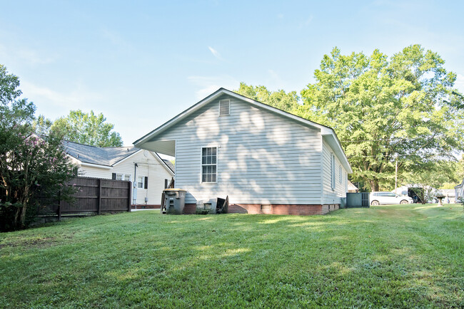 Building Photo - 706 Carolyn Ave