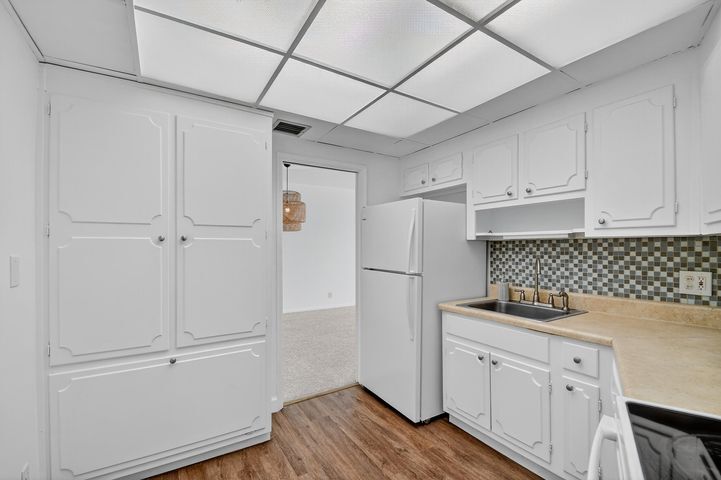 Building Photo - 1000 Lowry St