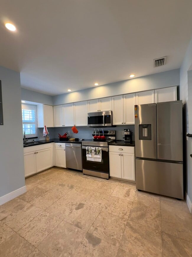 Building Photo - 409 N Cypress Dr
