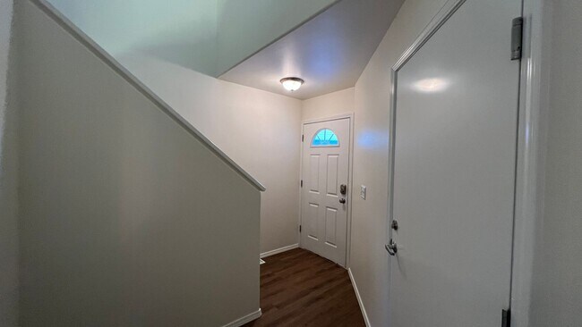 Building Photo - 3 Bed, 2.5 Bath - Beautiful Mountain Views - Close to JBER!