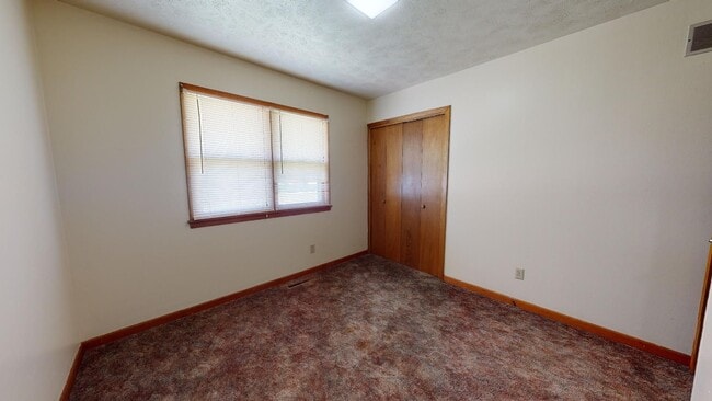 Building Photo - 3 Bedroom, 1.5 Bathroom House with Attache...