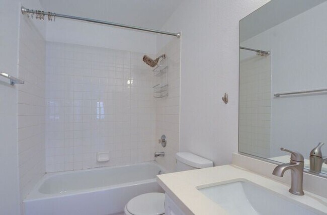 Building Photo - Renovated and Modern. This fantastic 2br in a gated community in Silverado Ranch has all the amen...