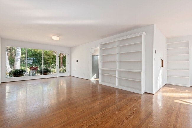 Building Photo - Located in the MUS - Unfurnished Serene El Bosque Home Available November