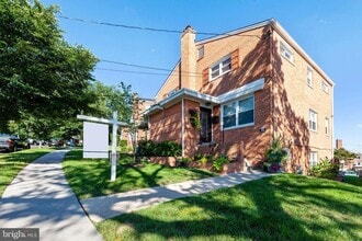 Building Photo - 523 Ingraham St NE