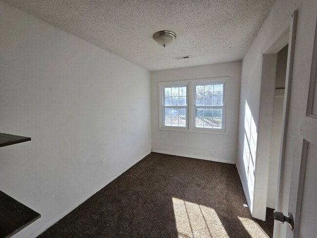 Building Photo - 3 bed 1 bath house