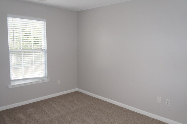 Building Photo - Rare 2 bedroom 2.5 bath Townhome located in Fox Creek