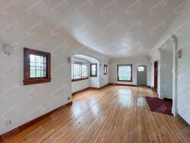 Building Photo - 3 bedroom, 2 bath single-family home