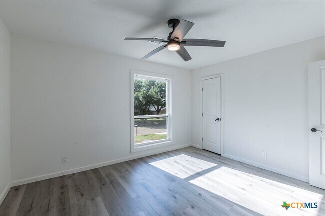 Building Photo - 4013 Valley View Dr