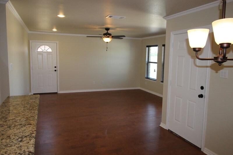 Building Photo - 935 /937 Robineta Ln