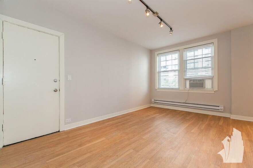 Building Photo - 537 W Belmont Ave