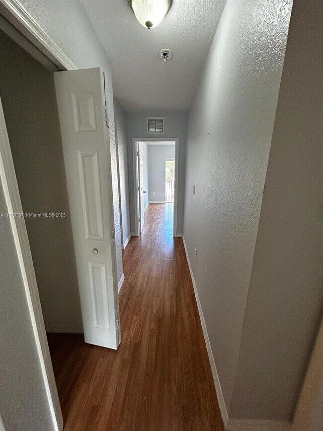 Building Photo - 865 SW 6th Ct