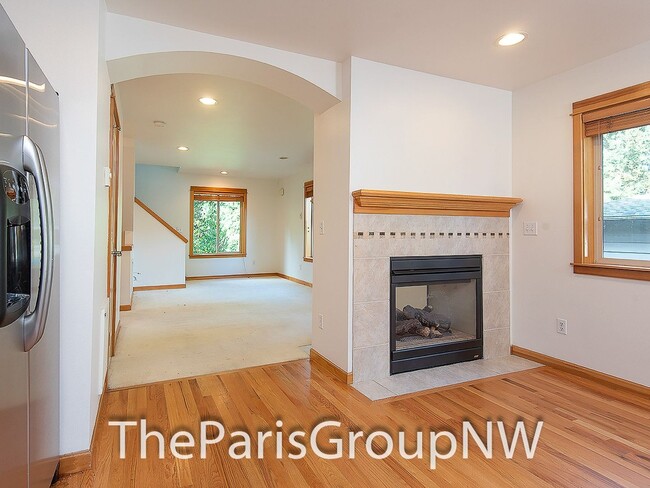Building Photo - Gorgeous Greenwood Townhome * Walk to Lake...