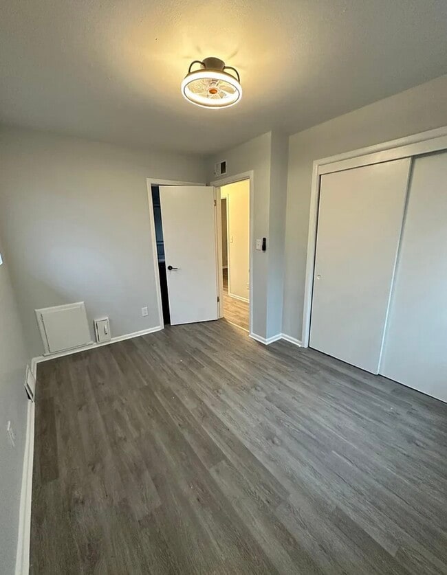 Building Photo - 116 E Pk Ln St