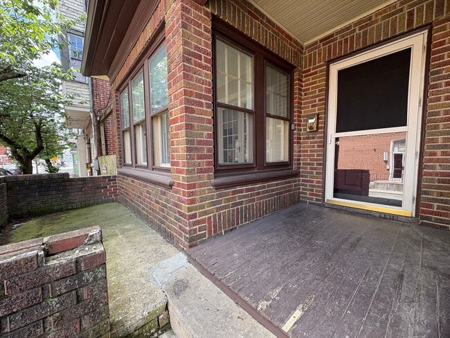 Building Photo - 3 Bedroom 1 Bathroom in York with Sunroom,...
