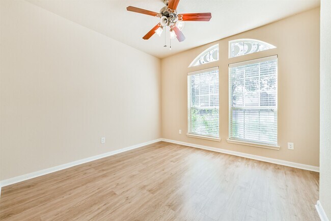 Building Photo - 7201 Valentine Ln