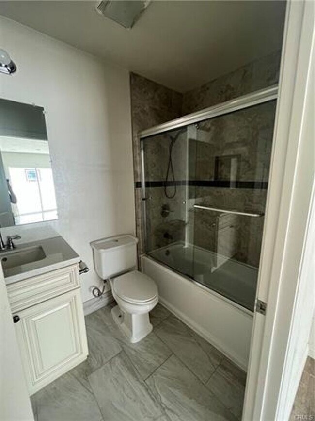 Building Photo - Charming Home