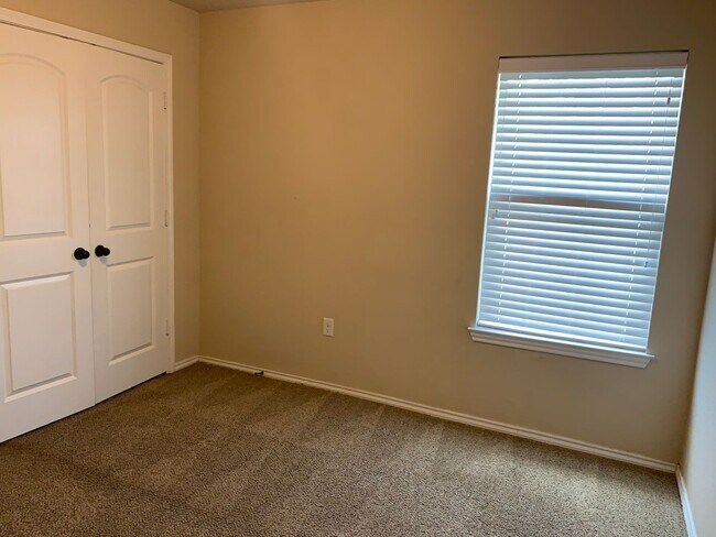 Building Photo - 2 Story Duplex / Interior Washer & Dryer C...