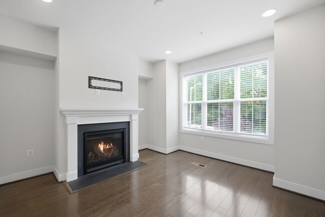 Building Photo - 2413 Glenallan Ave