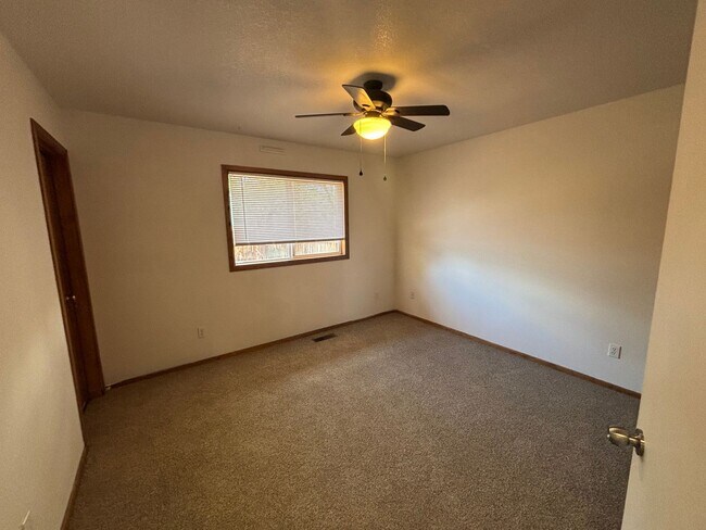 Building Photo - Comfortable Charm on a Spacious Lot in SW ...