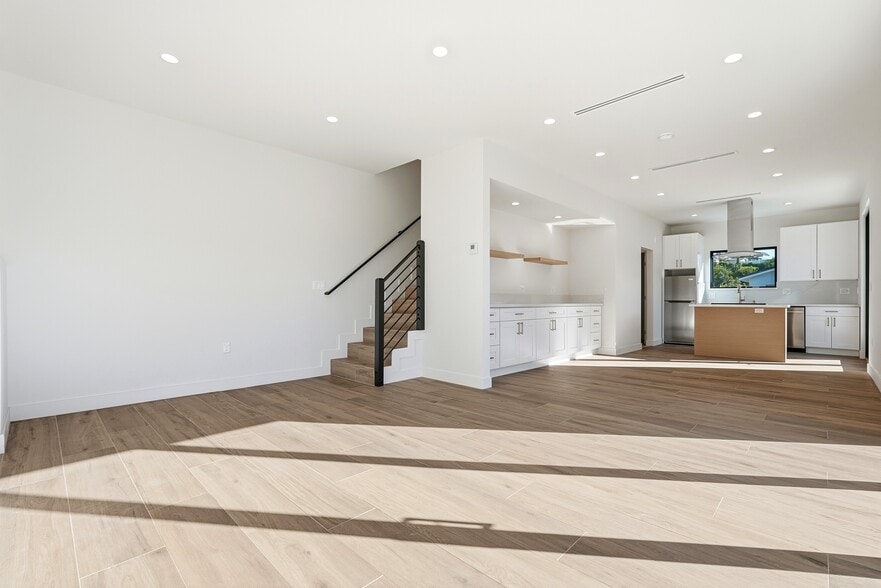 Building Photo - 1223 3/4 North Avenue 45