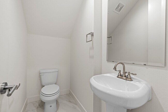 Building Photo - Charming 2-story home in a private Community!