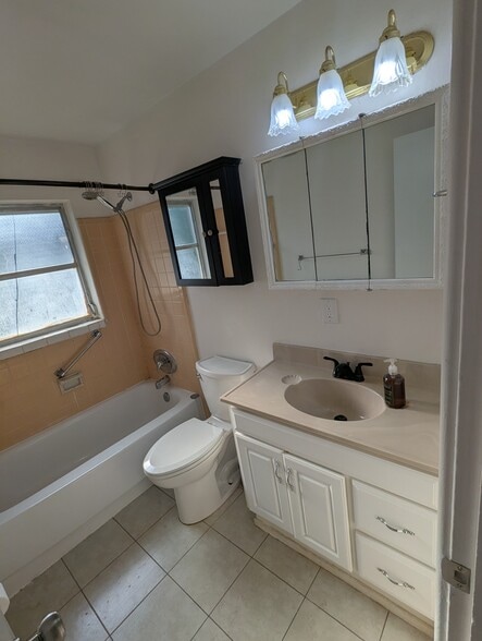 Building Photo - 2002 NE 15th Ter