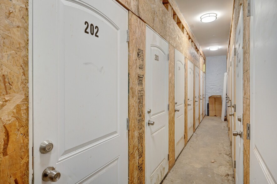 Building Photo - 1430 N Maplewood Ave