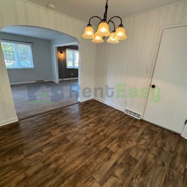 Building Photo - 300 Oakwood Ave