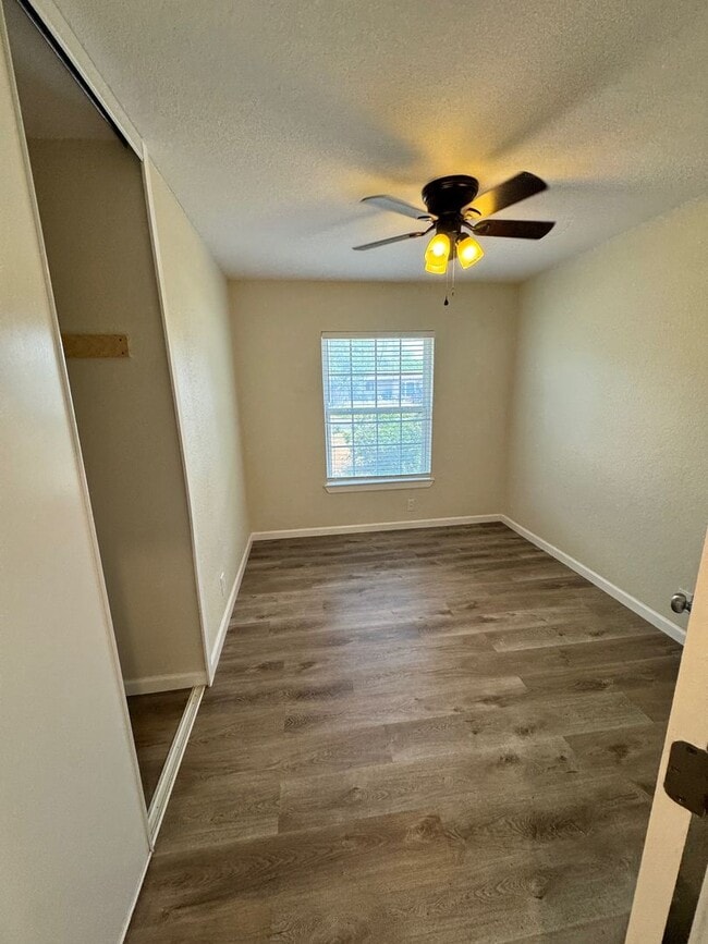 Building Photo - Ready For Move In - Nicely Renovated Large...