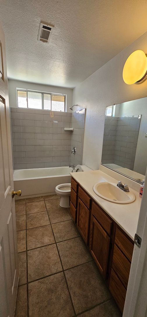 Building Photo - Silver Creek Home 3 Bed 2 Bath + Office