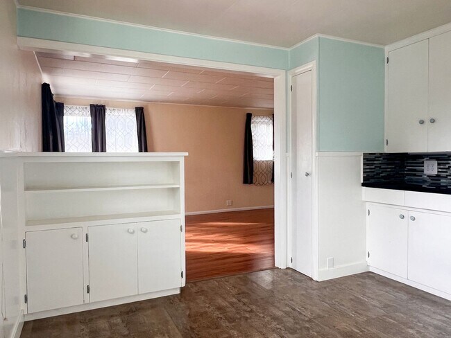 Building Photo - 1BD/1.5BA APT W/ GARAGE&YARD