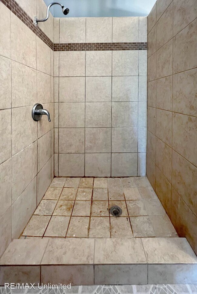 Building Photo - 3 br, 1 bath House - 915 Sams Dr