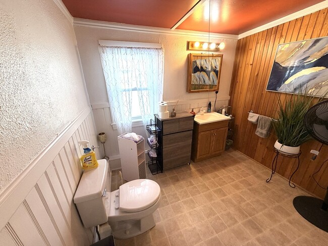 Building Photo - 75 Lincoln St