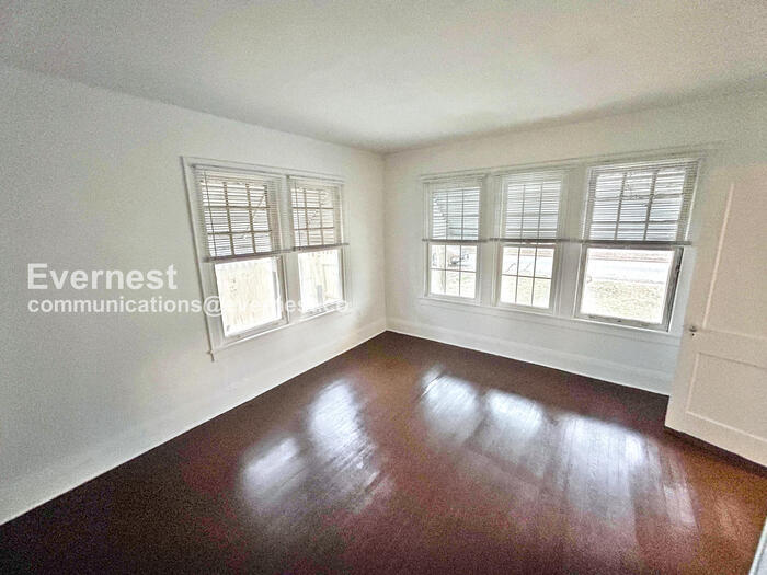 Building Photo - 802 E Broadway