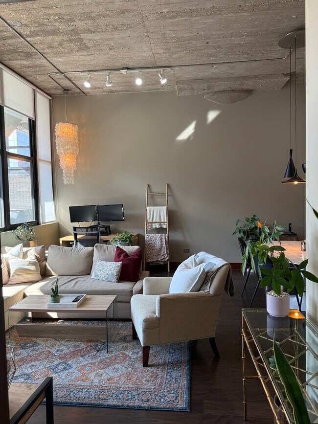 Building Photo - 320 E 21st St