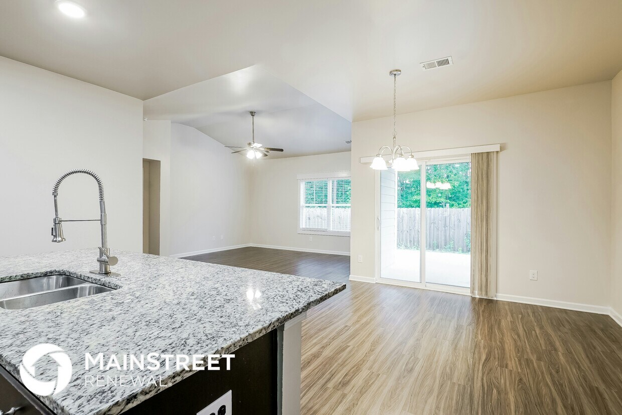 Building Photo - 1080 Park View Dr