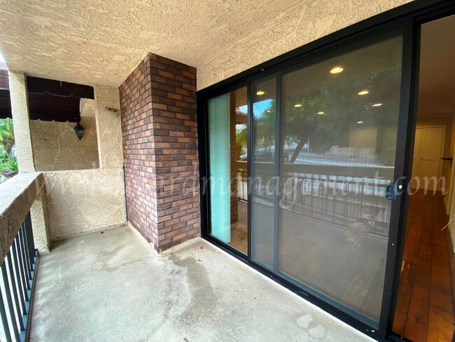 Building Photo - Professionally designed condo! Large kitch...